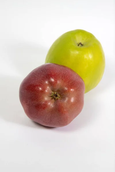 Κόκκινο Πράσινο Μήλο Λευκό Φόντο — Φωτογραφία Αρχείου