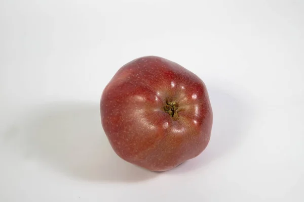 Beyaz arkaplanda kırmızı elma