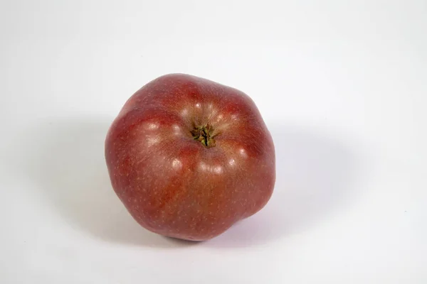 Beyaz arkaplanda kırmızı elma