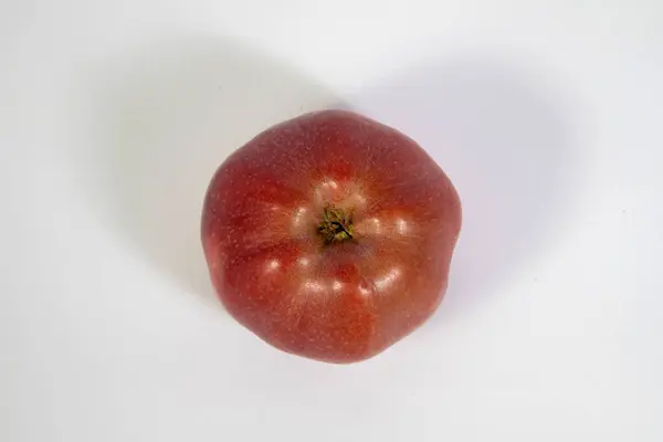 Beyaz arkaplanda kırmızı elma