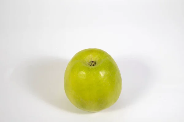 Beyaz arkaplanda yeşil elma