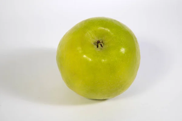 Beyaz arkaplanda yeşil elma