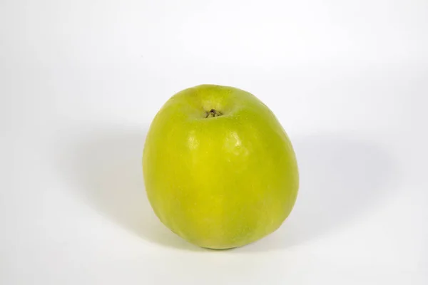 Beyaz arkaplanda yeşil elma
