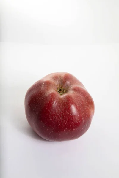 Beyaz arkaplanda kırmızı elma