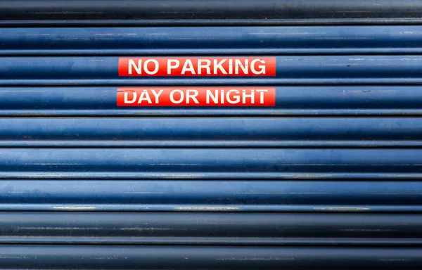 No parking sign  garage door — Stock Photo, Image