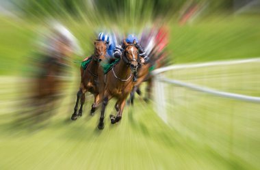 Dört nala koşan at yarışı motion blur efekti