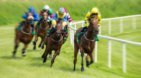 Galoppierende Und Konkurrierende Rennpferde Und Jockeys Bewegungsunschärfeeffekt — Stockfoto