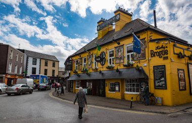 Tralee, İrlanda - 1 Nisan 2019: İrlanda 'nın Kerry ilçesindeki Tralee caddelerinde eski tarz İrlanda barının manzarası