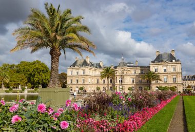 Paris, Fransa 'daki Lüksemburg Bahçeleri' nin güzel manzarası
