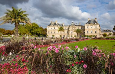 Paris, Fransa 'daki Lüksemburg Bahçeleri' nin güzel manzarası