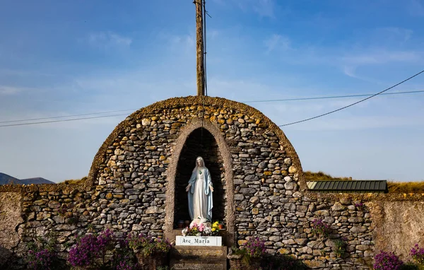 アイルランドの田舎にある聖母マリアの古い道端の神社日の出 アイルランドは道端の洞窟やマリアの神社がたくさんあることで有名です — ストック写真
