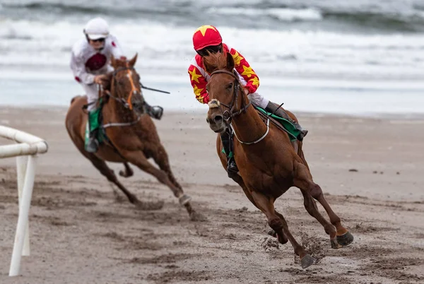 Olovo Závodní Kůň Žokej Závodní Rohem Trati Koňské Dostihy Pláži — Stock fotografie