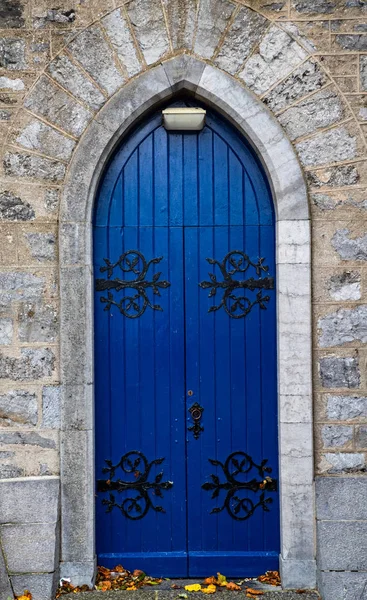 Blaue Hölzerne Kirchentür Torbogen Ländlichen Irland — Stockfoto