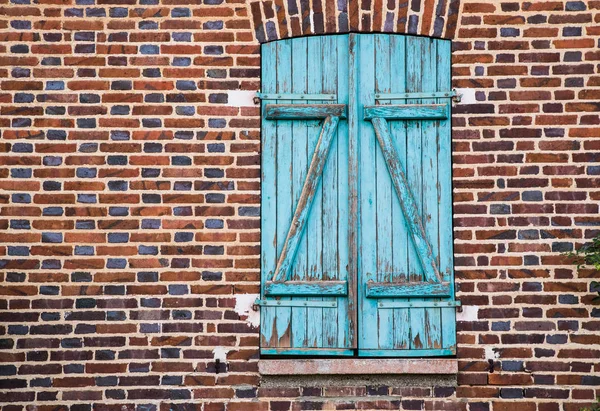 Volets Fenêtre Bleu Turquoise Altérés Décolorés Sur Mur Briques Aspect — Photo