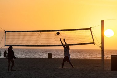 Huntington Beach, California - 23 Şubat 2013: Huntington sahilinde gün batımında voleybol