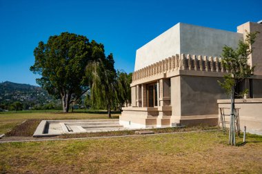 Los Angeles, California - 14 Mayıs 2013: Hollyhock House 'un dış görünüşü Frank Lloyd Wright tarafından Barnsdall sanat parkında tasarlandı.