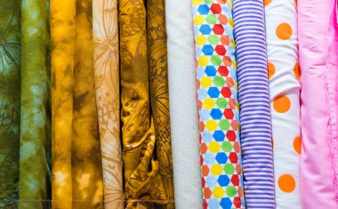 Kumaş mağazasında çeşitli kumaş şekillerinin ruloları