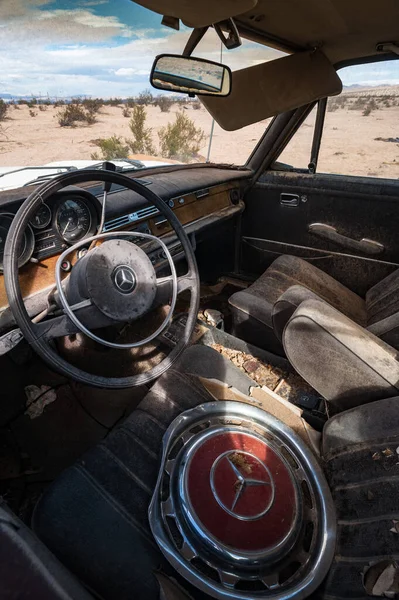 Deserto Mojave Califórnia Novembro 2012 Interior Antigo Carro Mercedes Vintage — Fotografia de Stock