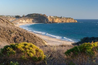 Crystal Cove Beach ve Abalone Poin 'e bakan Güney Kaliforniya' da Pasifik kıyısı otoyolu.,