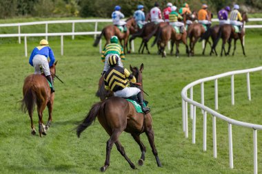 Yarış atları ve jokeyleri sıraya dizilsin