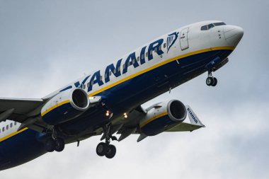 Cork Havalimanı, İrlanda - 21 Şubat 2016: Cork Havaalanı, İrlanda Cumhuriyeti 'nden kalkan Ryanair Boeing 737' ye yakın plan