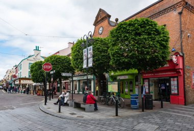 Killarney, İrlanda - 25 Haziran 2018: Killarney şehir merkezinin işlek sokakları yaz turizm sezonu boyunca.