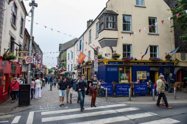 GALway, IRELAND - 21 Haziran 2017: Galway şehrinin popüler Latin mahallesinde Quay caddesinde yürümek.