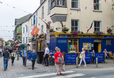 GALway, IRELAND - 21 Haziran 2017: Galway şehrinin popüler Latin mahallesinde Quay caddesinde yürümek.