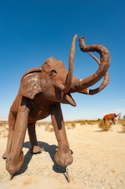 Anza-Borrego, Kaliforniya - 21 Nisan 2013: Anza-Borrego Çölü Eyalet Parkı 'nda sanatçı Ricardo Breceda' nın metal fil heykelleri