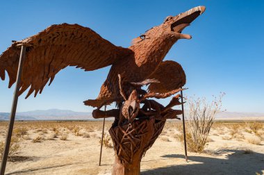 Anza-Borrego, Kaliforniya - 21 Nisan 2013: Anza-Borrego Çölü Eyalet Parkı 'nda sanatçı Ricardo Breceda' nın Metal Kartal heykeli