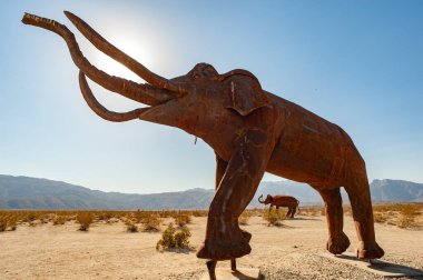 Anza-Borrego, Kaliforniya - 21 Nisan 2013: Anza-Borrego Çölü Eyalet Parkı 'nda sanatçı Ricardo Breceda' nın metal fil heykelleri