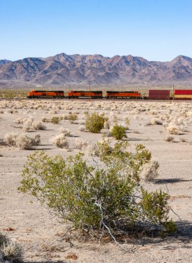 Güney Kaliforniya 'daki Mojave Çölü' nden geçen yük treni.