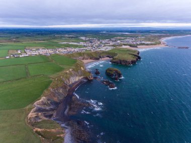 Kuzey Kerry 'nin batı kıyısındaki sahil kasabası Ballybunion yakınlarındaki kıyı uçurumları ve çimen tarım arazilerinin havadan görünüşü İrlanda Cumhuriyeti' nin