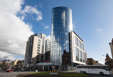 Limerick City, İrlanda - 7 Mart 2018: Limerick şehir merkezinde modern cam ve çelik Riverpoint gökdelen binası, İrlanda