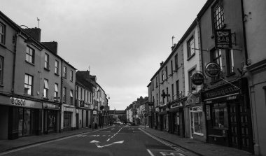 Listowel, İrlanda - 9 Nisan 2020: İrlanda Cumhuriyeti 'nde Covid-19' un Listowel kasabasında boş ve sakin sokaklar