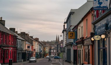 Listowel, İrlanda - 9 Nisan 2020: İrlanda Cumhuriyeti 'nde Covid-19' un Listowel kasabasında sakin sokaklar