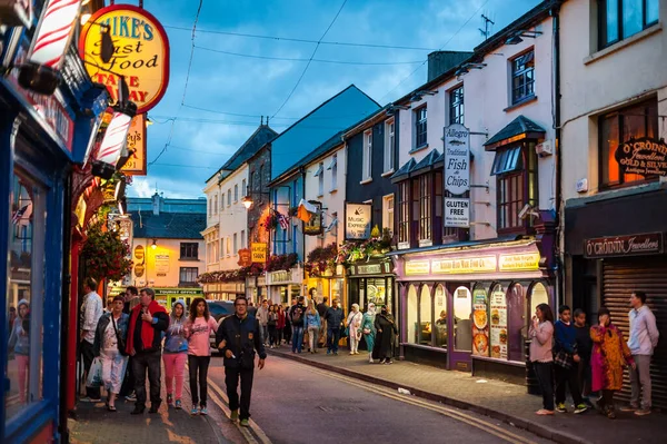 Killarney Irsko Března 2018 Soumraku Lidé Procházejí Rušnými Ulicemi Města — Stock fotografie