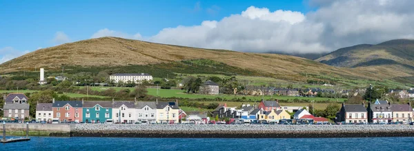 爱尔兰丁格尔 2013年10月5日 爱尔兰西海岸丁格尔港木板路上的房屋和农村景观全景 — 图库照片