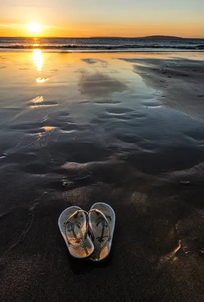 Flip Flopp Sandaler Stranden Sand Vid Solnedgången — Stockfoto
