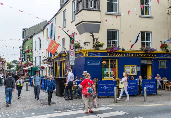 Galway Irlanda Junio 2017 Caminando Por Calle Quay Popular Barrio —  Fotos de Stock