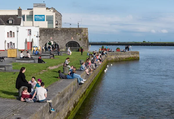Galway Ireland June 2017年6月21日 人们在加威市Corrib河畔的西班牙拱桥上社交 欣赏风景 — 图库照片