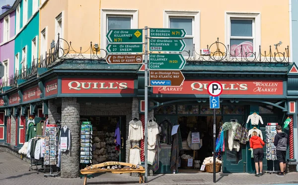 Kenmare Irsko Července 2017 Turisté Hledí Pohlednice Mimo Quills Woollen — Stock fotografie
