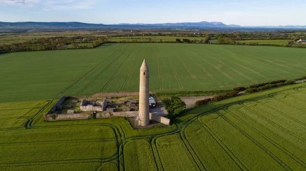 アイルランドのケリー州の周囲の農地を見下ろす歴史的なラトー丸型タワー — ストック写真