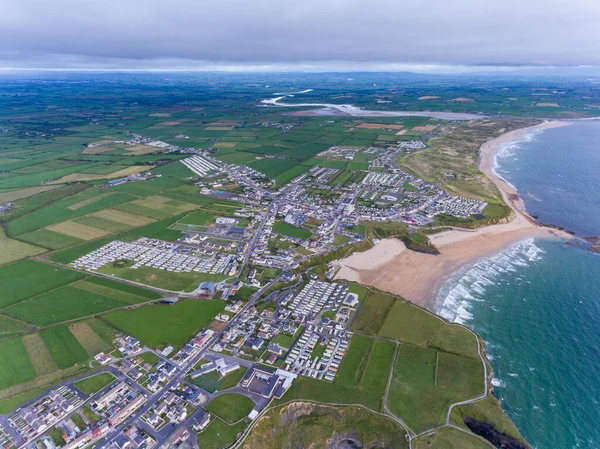 爱尔兰共和国北克里西海岸风景秀丽的海滩小镇Ballybunion的空中景观 — 图库照片