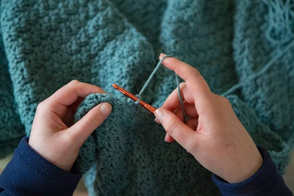 Női Kéz Horgolt Háttér Lenézek Kezére Kék Fonalat Horgolok — Stock Fotó