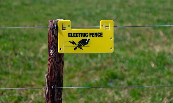Предупреждающий Знак Электрического Забора Сельских Сельскохозяйственных Угодьях — стоковое фото