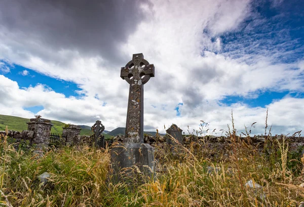 Hierba Alta Cubierta Antiguo Cementerio Rural Irlandés Condado Kerry Irlanda —  Fotos de Stock