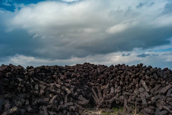 Pile Peat Bog Cultivated Fuel Drying Rural Ireland — Stock Photo, Image