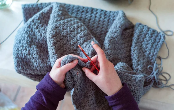 Woman Hands Crochet Background Close Woman Hands Crocheting Blanket Out — Stock Photo, Image