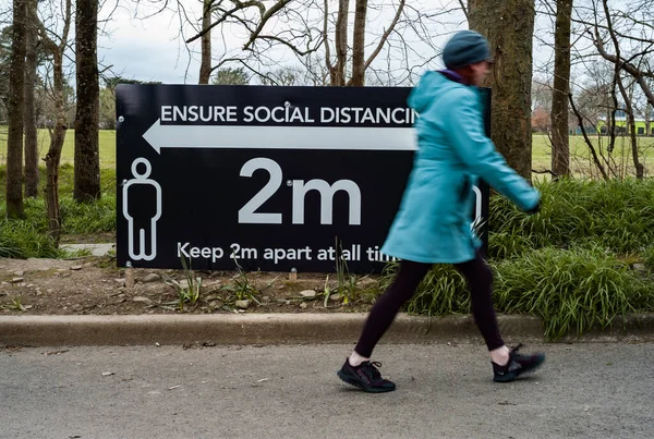 Listowel Irlanda Marzo 2020 Caminante Caminando Por Señal Advertencia Sobre — Foto de Stock
